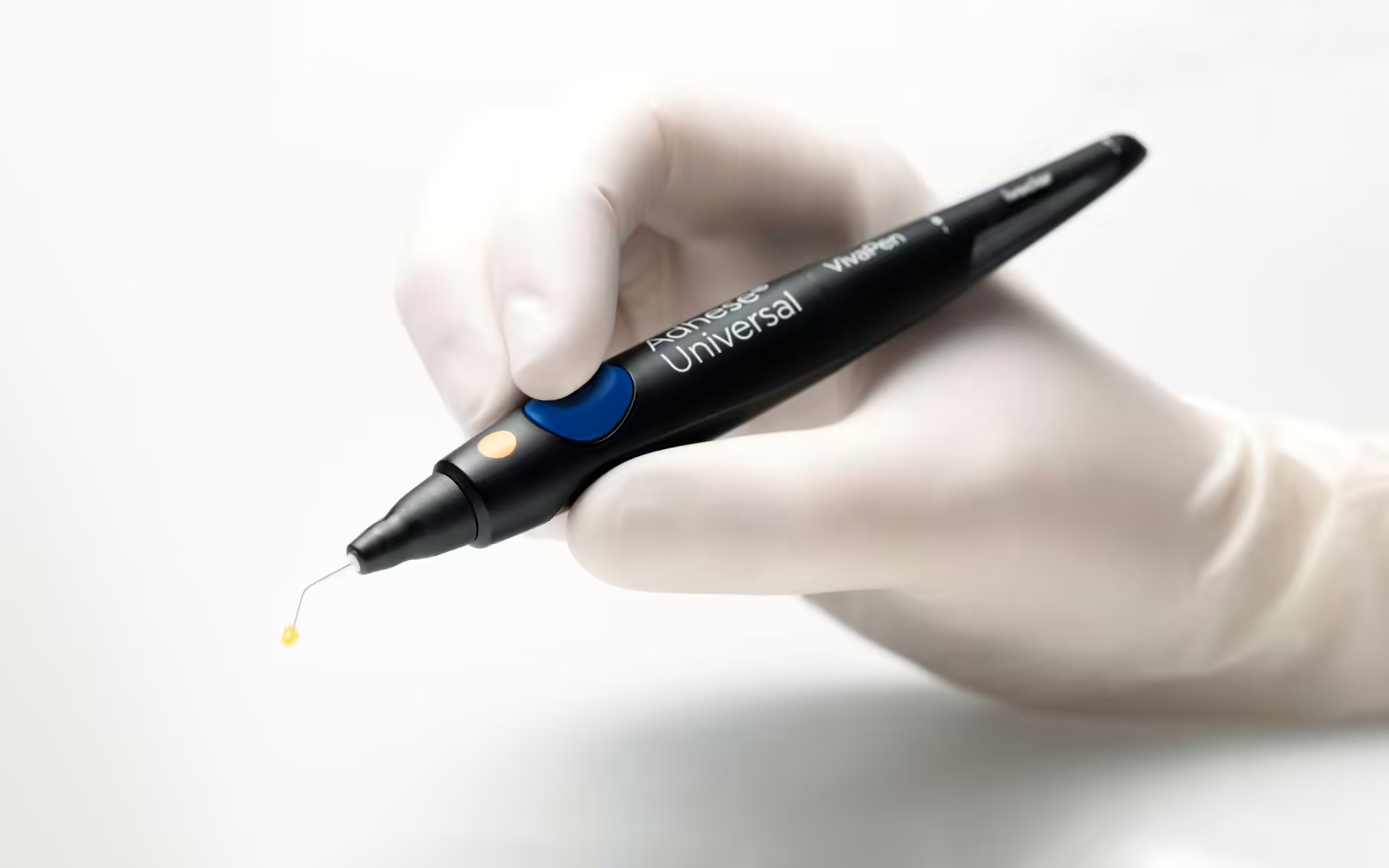 Adhese-Universal-VivaPen_hand_1920x1220px